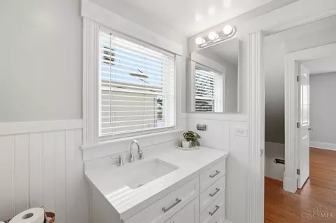 Bath - 3902 Taft Ave, Cheviot, OH 45211 photo 2 of 3