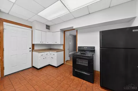 Entry Way - 2867 Shaffer Ave, Cincinnati, OH 45211 photo 2 of 2