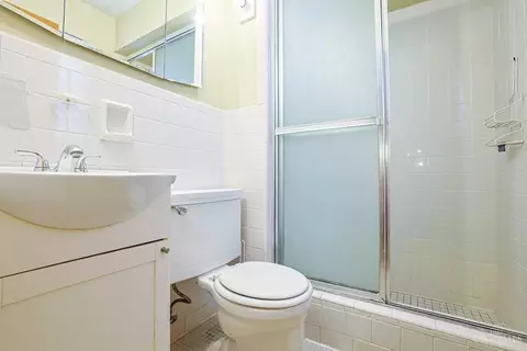 Bath - 906 Garnoa Dr, Cincinnati, OH 45231 photo 1 of 2