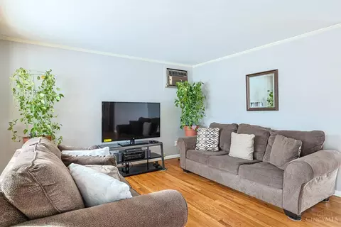 Living - 906 Garnoa Dr, Cincinnati, OH 45231 photo 2 of 5