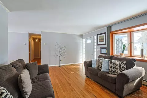 Living - 906 Garnoa Dr, Cincinnati, OH 45231 photo 3 of 5