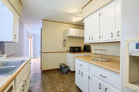 Kitchen - 906 Garnoa Dr, Cincinnati, OH 45231 photo 3 of 4