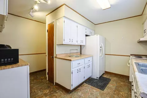 Kitchen - 906 Garnoa Dr, Cincinnati, OH 45231 photo 1 of 4