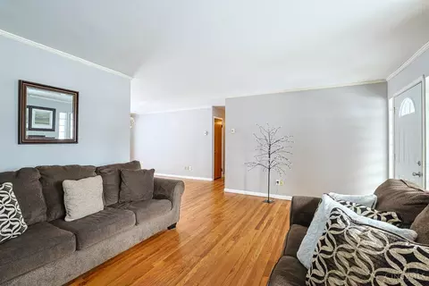 Living - 906 Garnoa Dr, Cincinnati, OH 45231 photo 4 of 5