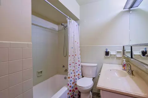 Bath - 906 Garnoa Dr, Cincinnati, OH 45231 photo 2 of 2