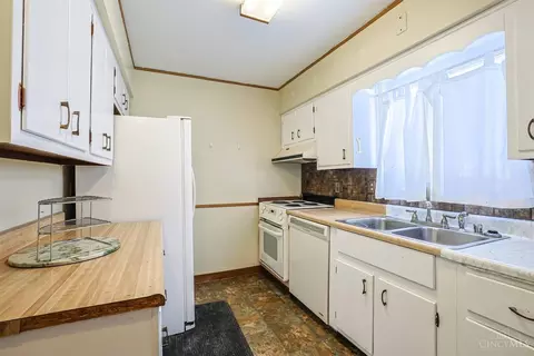 Kitchen - 906 Garnoa Dr, Cincinnati, OH 45231 photo 2 of 4