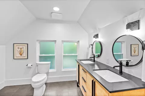Bath - 3120 Hackberry St, Cincinnati, OH 45207 photo 6 of 8