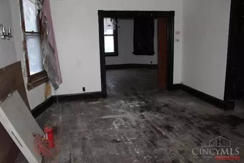 Living - 3158 River Rd, Cincinnati, OH 45204 photo 4 of 4