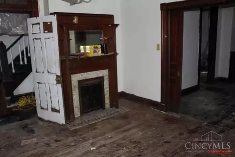 Living - 3158 River Rd, Cincinnati, OH 45204 photo 1 of 4