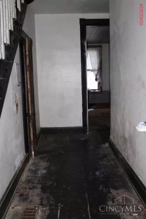 Entry Way - 3158 River Rd, Cincinnati, OH 45204 photo 2 of 6