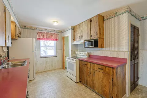 Kitchen - 103 W Crest Dr, Reading, OH 45215 photo 2 of 6