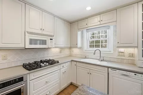 Kitchen - 8363 Shadowpoint Ct, Montgomery, OH 45242 photo 5 of 11