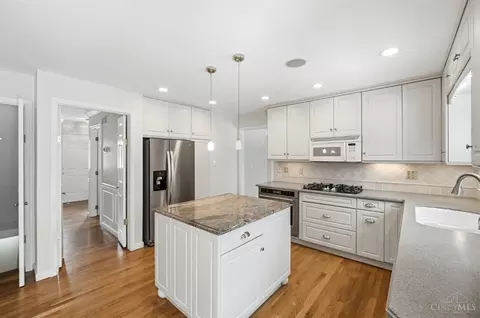 Kitchen - 8363 Shadowpoint Ct, Montgomery, OH 45242 photo 3 of 11