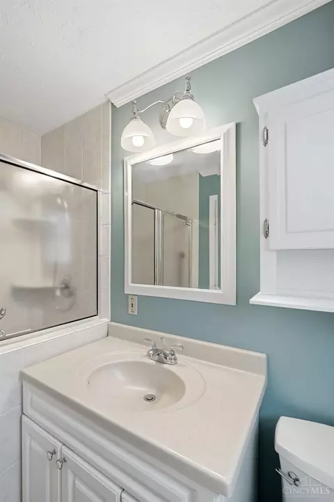 Bath - 8363 Shadowpoint Ct, Montgomery, OH 45242 photo 5 of 9