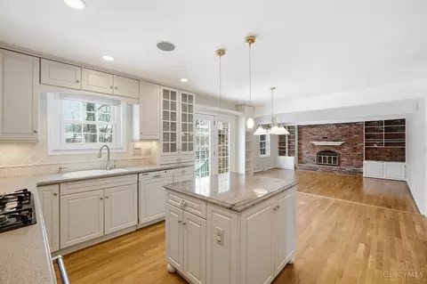 Kitchen - 8363 Shadowpoint Ct, Montgomery, OH 45242 photo 4 of 11