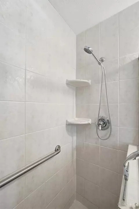 Bath - 8363 Shadowpoint Ct, Montgomery, OH 45242 photo 6 of 9