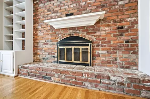 Living - 8363 Shadowpoint Ct, Montgomery, OH 45242 photo 10 of 11