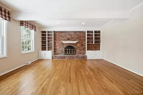 Living - 8363 Shadowpoint Ct, Montgomery, OH 45242 photo 6 of 11