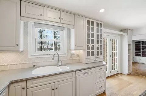 Kitchen - 8363 Shadowpoint Ct, Montgomery, OH 45242 photo 6 of 11