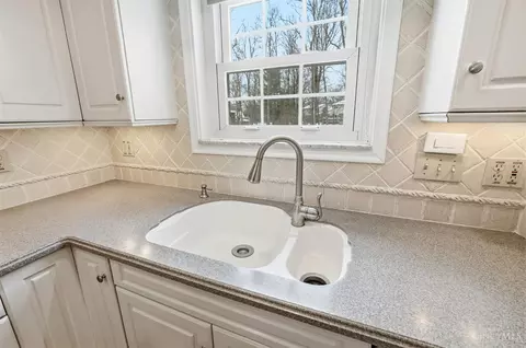 Kitchen - 8363 Shadowpoint Ct, Montgomery, OH 45242 photo 8 of 11