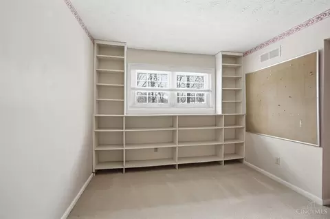 Bedroom - 8363 Shadowpoint Ct, Montgomery, OH 45242 photo 8 of 14