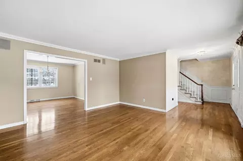 Living - 8363 Shadowpoint Ct, Montgomery, OH 45242 photo 3 of 11