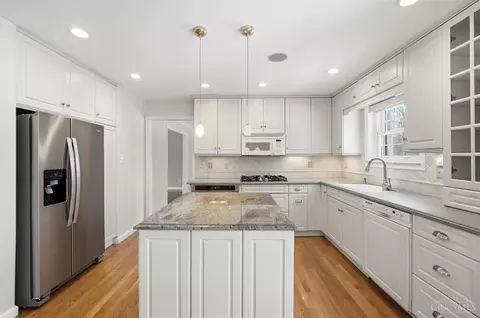Kitchen - 8363 Shadowpoint Ct, Montgomery, OH 45242 photo 2 of 11