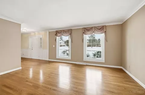 Living - 8363 Shadowpoint Ct, Montgomery, OH 45242 photo 2 of 11