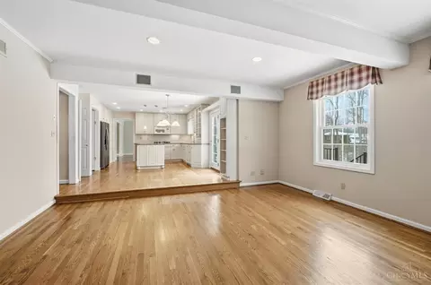 Living - 8363 Shadowpoint Ct, Montgomery, OH 45242 photo 8 of 11