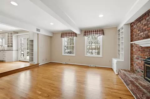 Living - 8363 Shadowpoint Ct, Montgomery, OH 45242 photo 9 of 11