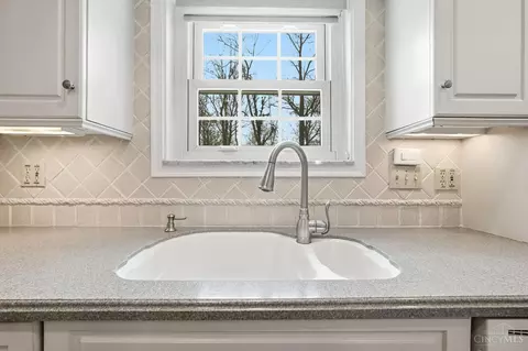 Kitchen - 8363 Shadowpoint Ct, Montgomery, OH 45242 photo 7 of 11