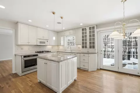 Kitchen - 8363 Shadowpoint Ct, Montgomery, OH 45242 photo 1 of 11