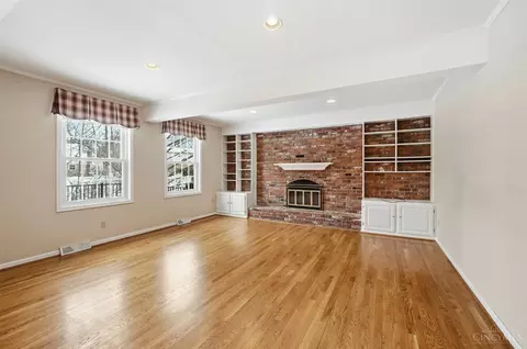 Living - 8363 Shadowpoint Ct, Montgomery, OH 45242 photo 5 of 11