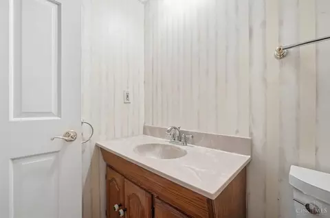Bath - 8363 Shadowpoint Ct, Montgomery, OH 45242 photo 2 of 9