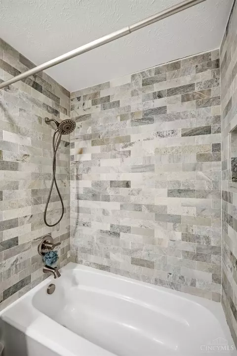 Bath - 8363 Shadowpoint Ct, Montgomery, OH 45242 photo 9 of 9