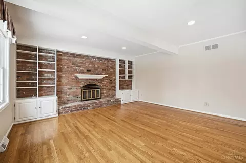 Living - 8363 Shadowpoint Ct, Montgomery, OH 45242 photo 7 of 11
