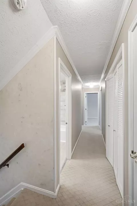 Entry Way - 8363 Shadowpoint Ct, Montgomery, OH 45242 photo 4 of 6