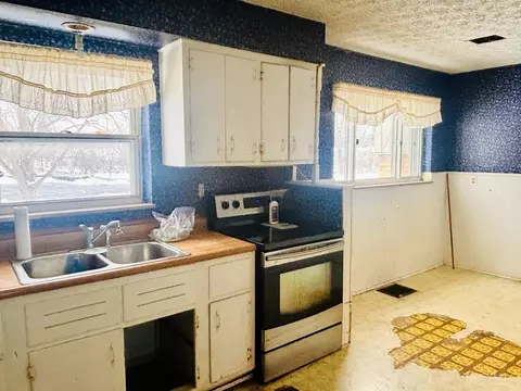 Kitchen - 10 Drummond St, Greenhills, OH 45218 photo 2 of 2