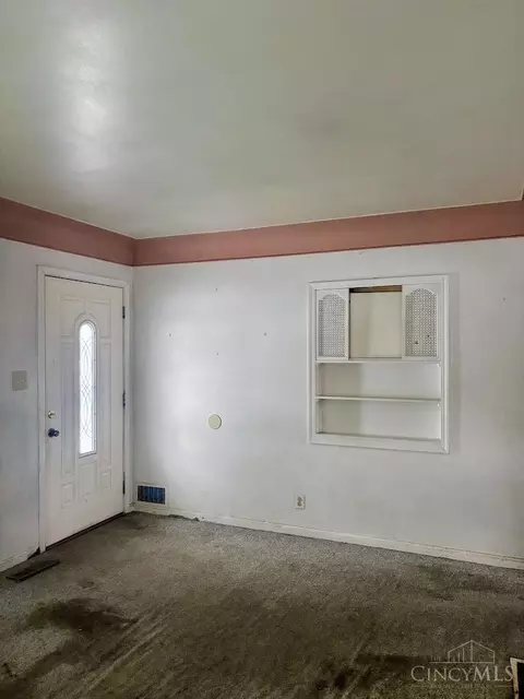 Living - 10 Drummond St, Greenhills, OH 45218 photo 1 of 2