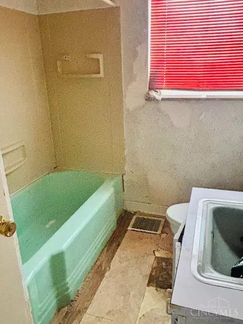 Bath - 10 Drummond St, Greenhills, OH 45218 photo 1 of 2