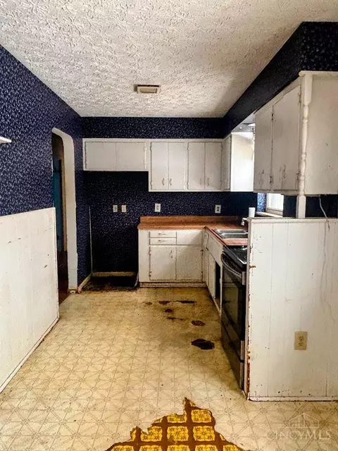 Kitchen - 10 Drummond St, Greenhills, OH 45218 photo 1 of 2