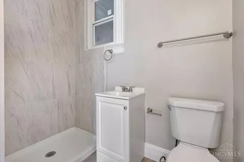 Bath - 622 Orient Ave, Cincinnati, OH 45232 photo 1 of 2