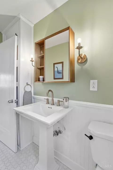 Bath - 3223 Manning Ave, Cincinnati, OH 45211 photo 3 of 9