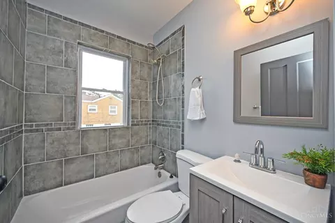 Bath - 1933 Northcut Ave, Cincinnati, OH 45237 photo 1 of 4