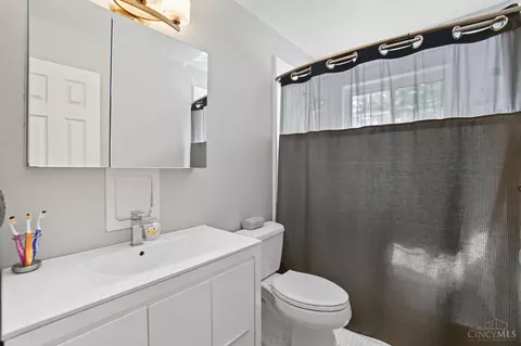 Bath - 7835 Pfeiffer Rd, Montgomery, OH 45242 photo 5 of 6