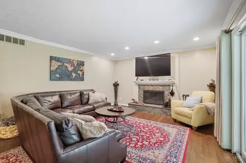 Living - 7835 Pfeiffer Rd, Montgomery, OH 45242 photo 3 of 4