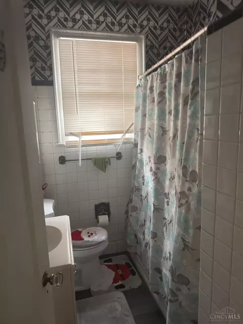 Bath - 4120 St William Ave, Cincinnati, OH 45205 photo 2 of 2