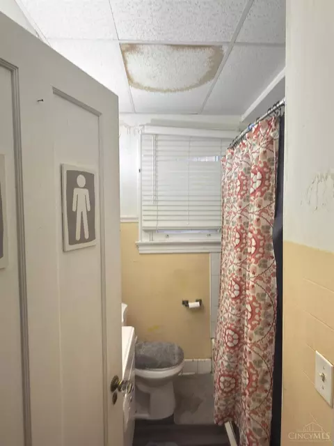 Bath - 4120 St William Ave, Cincinnati, OH 45205 photo 1 of 2