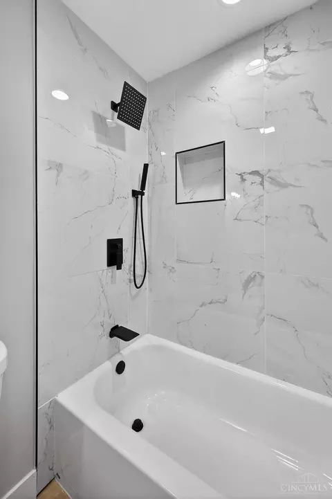 Bath - 6781 Somerset Dr, Cincinnati, OH 45224 photo 6 of 9