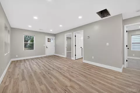 Living - 6781 Somerset Dr, Cincinnati, OH 45224 photo 3 of 6